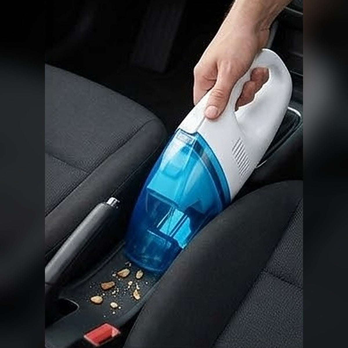 Aspirando migas entre los asientos del coche